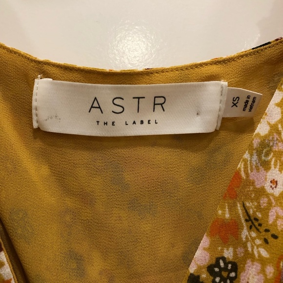 XS floral blouse from Astr The Label. - Picture 5 of 7